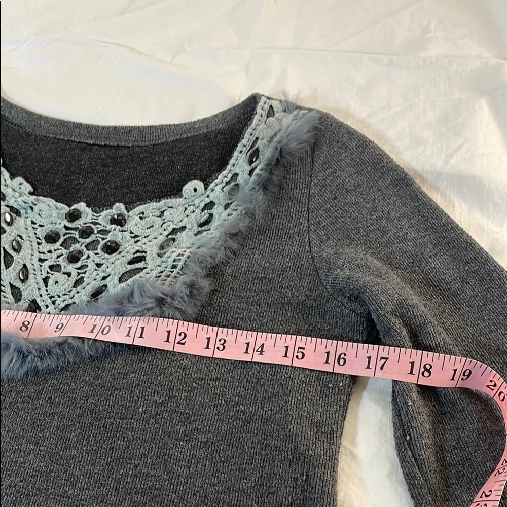 Gray Sweater with Real Fur and Lace Detail - Picture 4 of 9
